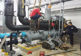 手拉葫蘆助力螺桿式中央空調維修工作