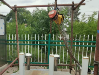 不能同時將兩臺手拉葫蘆懸掛在一個吊點